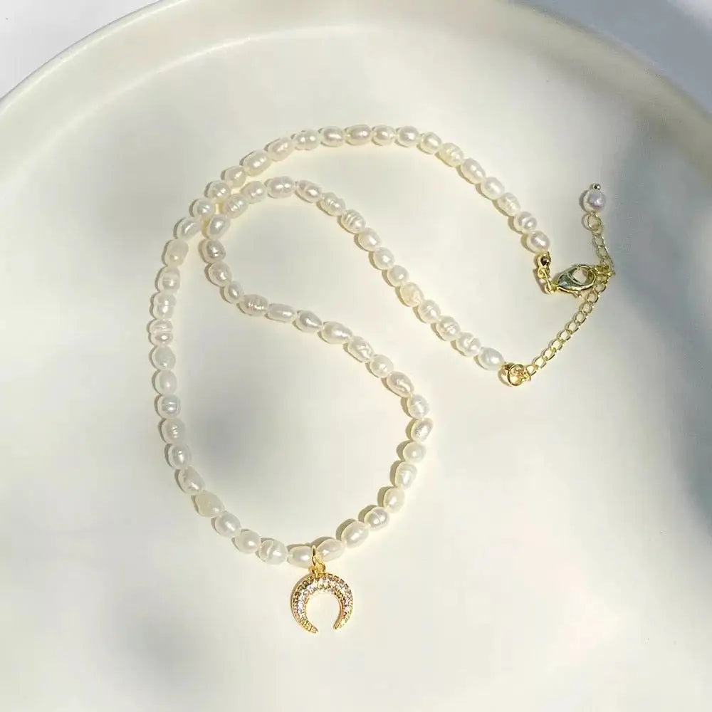 Süßwasser Perlenkette 5mm - Halbmond Anhänger Gold -
